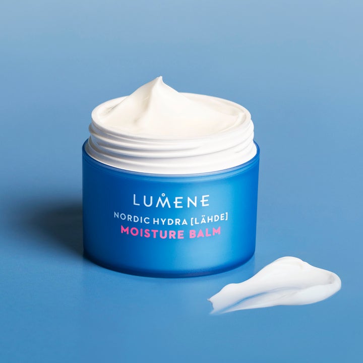 Lumene Nordic Hydra Moisture Balm 50 ml hydraterande dagkräm balm i blå burk med fyllig vit krämig textur.