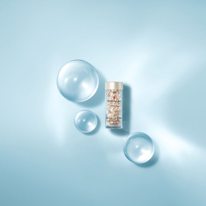 Elizabeth Arden Ceramide Capsules Hyaluronic Acid + Peptides 30 st återfuktande serum bland stora vattenbubblor.