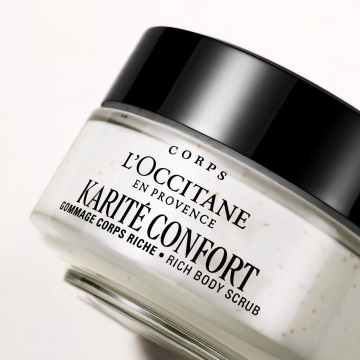 L'Occitane Shea Butter Rich Body Scrub 200 ml krämig kroppsskrubb i glasburk med svart lock och exfolierande korn