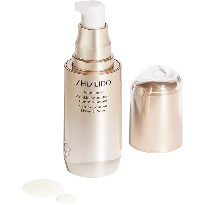 Shiseido Benefiance Wrinkle Smoothing Serum 30 ml fuktgivande anti-rynk serum i guldflaska med pump och krämig textur.