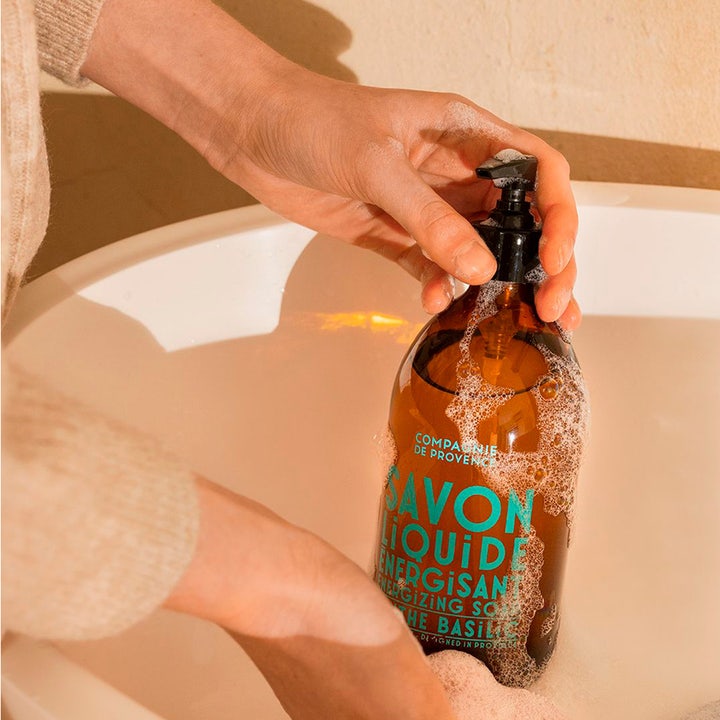 Compagnie de Provence Liquid Marseille Soap Mint Basil 495 ml energigivande lyxig handtvål i brun glasflaska med lödder