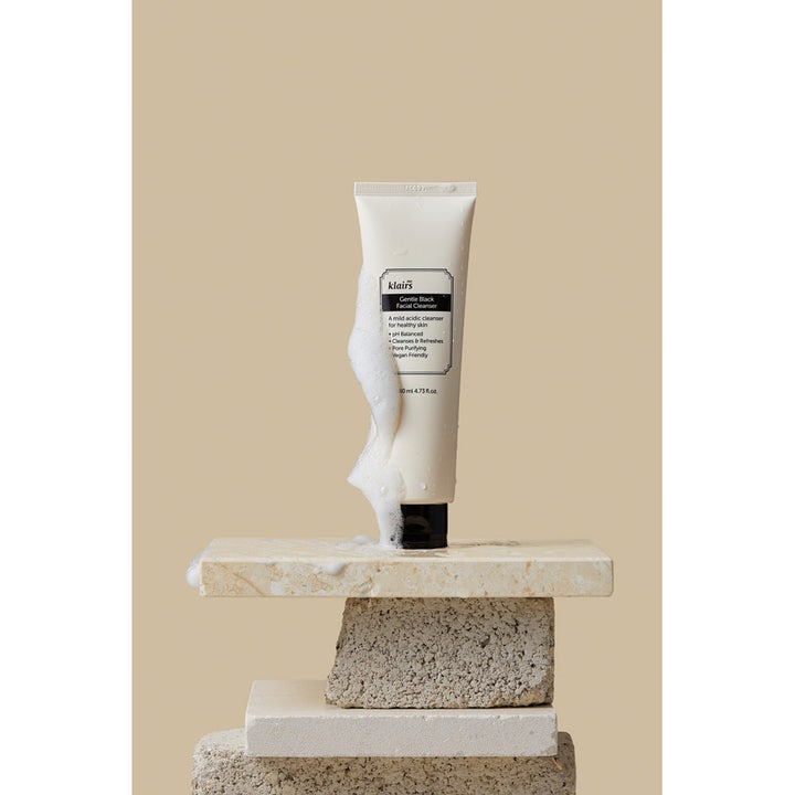 Klairs Gentle Black Facial Cleanser 140 ml mild ansiktsrengöring för frisk hud i vit tub med löddrande vitt skum.