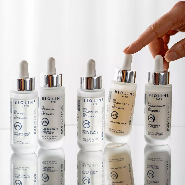Bioline Jatò Exoniacinamide Booster Serum 30 ml lystergivande serum i vit glasflaska i en rad av boosters.