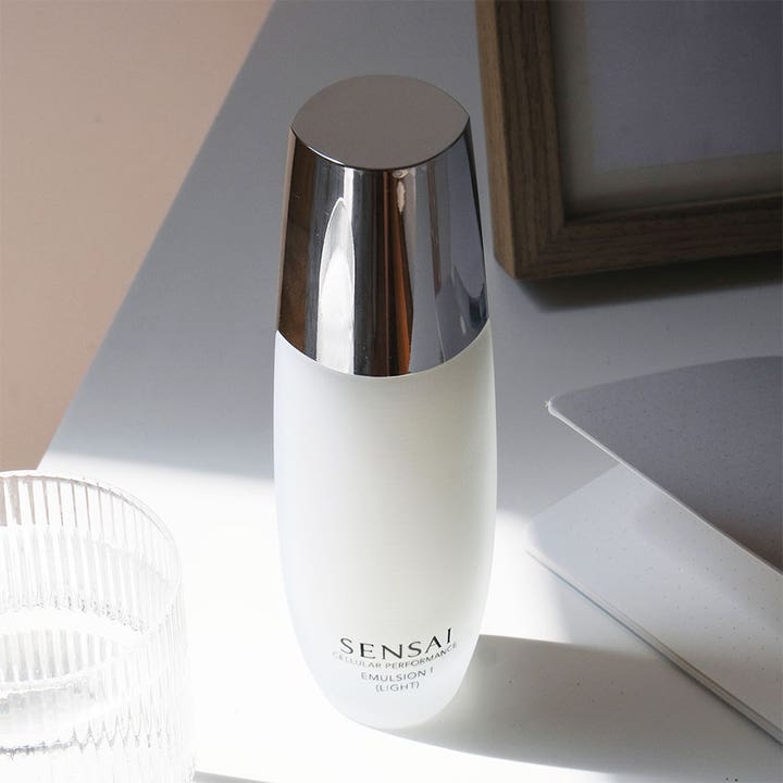 Sensai Cellular Performance Emulsion I Light 100 ml återfuktande ansiktskräm i frostad flaska med silverkork