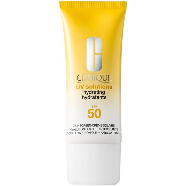 Clinique UV Solutions Hydrating SPF 50 återfuktande solskydd i gul-vit tub med vitt lock och silverlogotyp