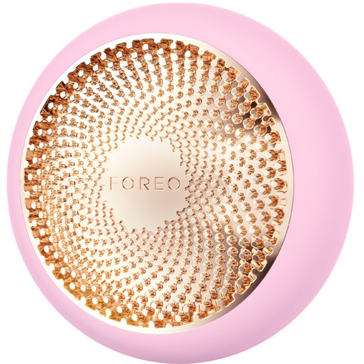 FOREO UFO 3 Pearl Pink 1 st hudvårdsapparat för ansiktsbehandling hemma anti-aging i rosa silikon med guldmönster.