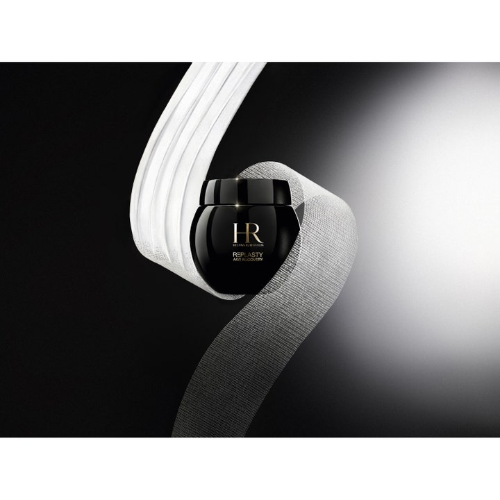 Helena Rubinstein Re-Plasty 50 ml anti-aging nattkräm ger rynkreducering i en glansig svart burk med vita band.