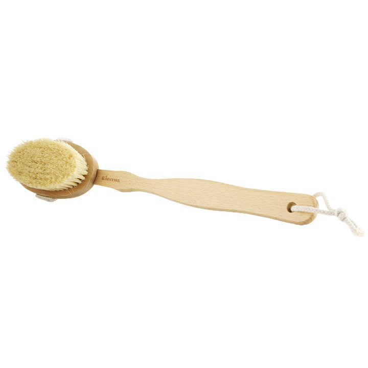 Elemis Body Detox Skin Brush 1 st kroppsborste i ljust trä med naturlig borst och långt skaft som ger peeling.