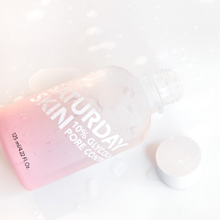 Saturday Skin Pore Clarifying Toner 125 ml porrengörande ansiktsvatten i rosa frostad flaska med vattendroppar.