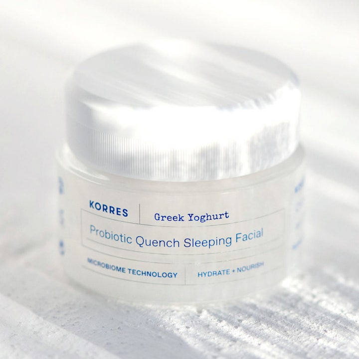 KORRES Greek Yoghurt Probiotic Quench Sleeping Facial 40 ml fuktgivande sleeping facial i frostad glasburk med vitt lock
