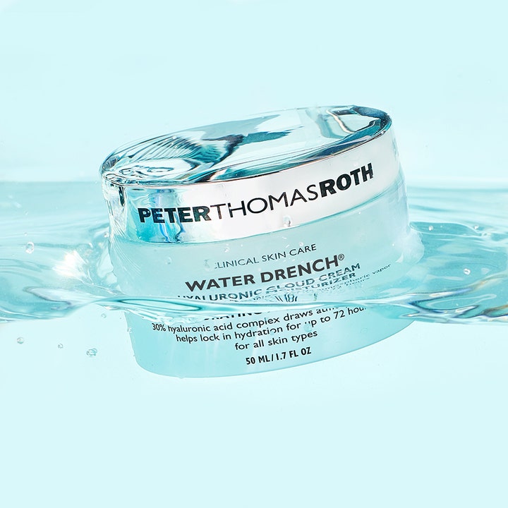 Peter Thomas Roth Water Drench Cloud Creme 50 ml hyaluronsyra ansiktskräm återfuktande i ljusblå burk som flyter i vatten