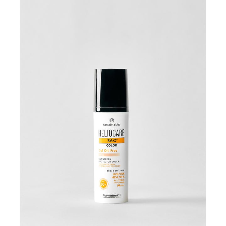 Heliocare Gel Oil-Free SPF 50+ Beige 50 ml är en beige oljefri solkräm i vit pumpflaska med svart lock.