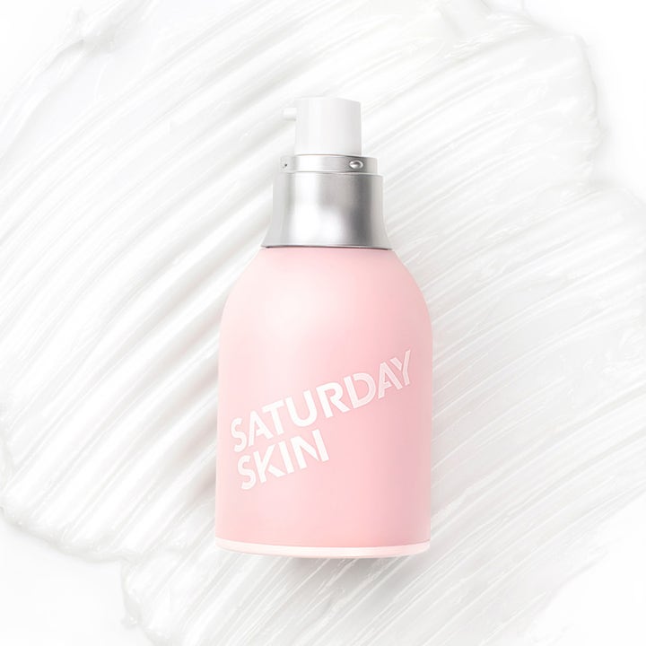 Saturday Skin Wide Awake Brightening Eye Cream 30 ml ögonkräm som ger lyster i rosa pumpflaska på vit krämig textur
