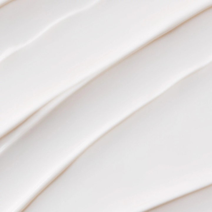 Dermalogica Prisma Protect SPF30 50 ml solkräm ansikte SPF30 med mjuk vit krämig textur i svepande vågor