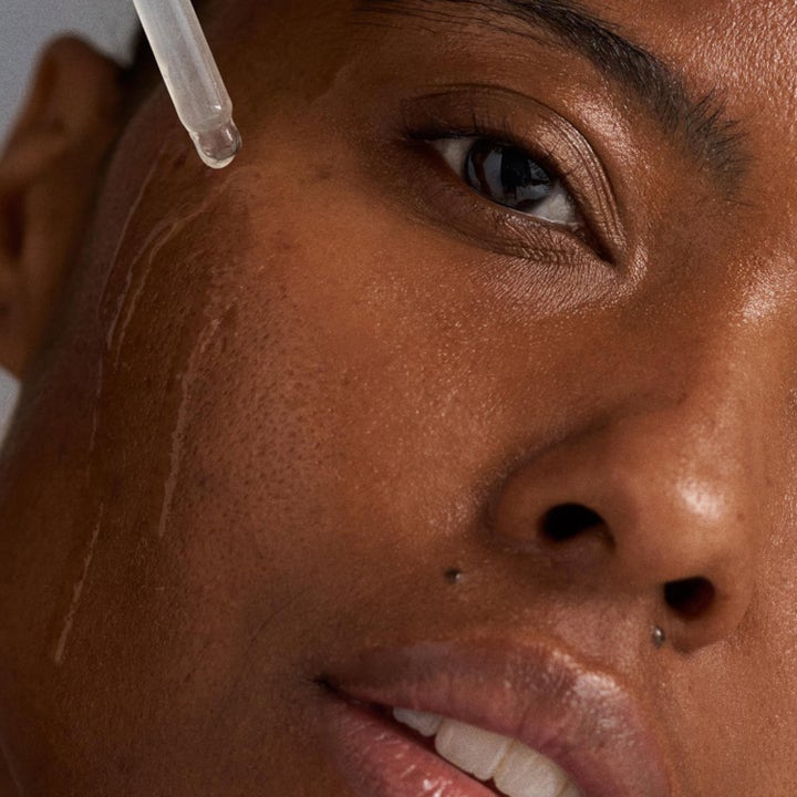 Dermalogica Circular Hydration Serum 59 ml återfuktande ansiktsserum droppas på huden med pipett för lyster