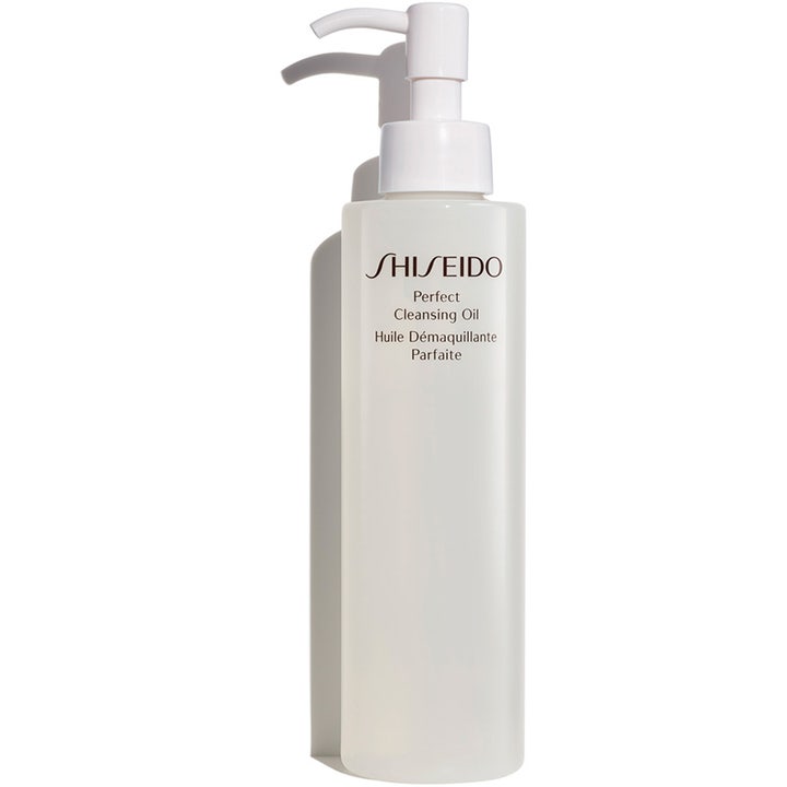 Shiseido Perfect Cleansing Oil djuprengörande rengöringsolja i en frostad vit plastflaska med praktisk vit pump