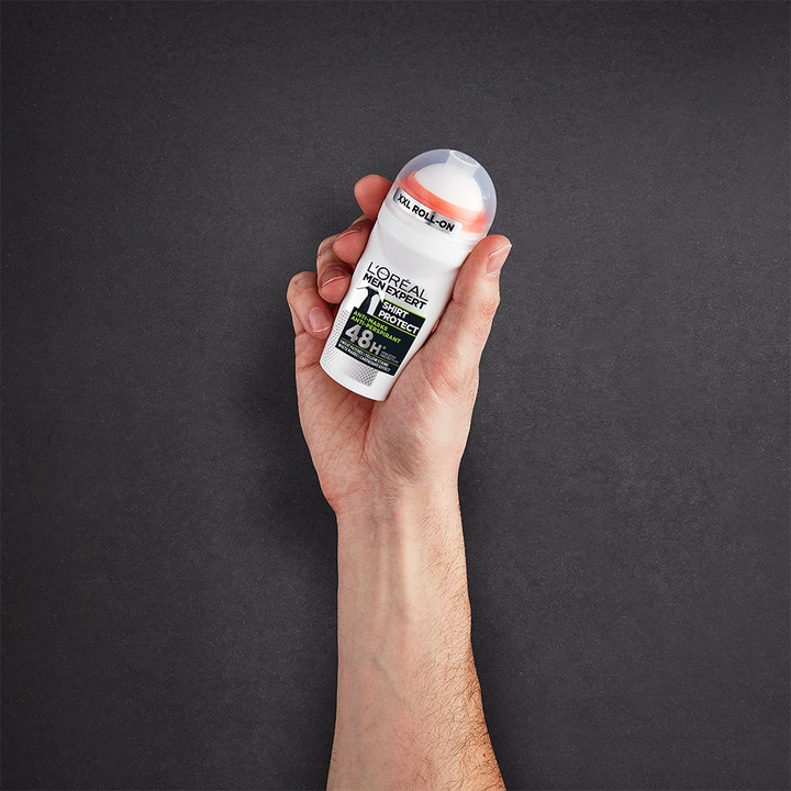 L'Oréal Paris Men Expert Shirt Protect 50 ml fläckskydd 48 timmar roll-on deodorant herr som hålls i en hand.