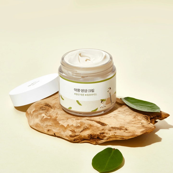 Round Lab Soybean Nourishing Cream 80 ml närande ansiktskräm för torr hud med sojaböna och fyllig textur på träbit.