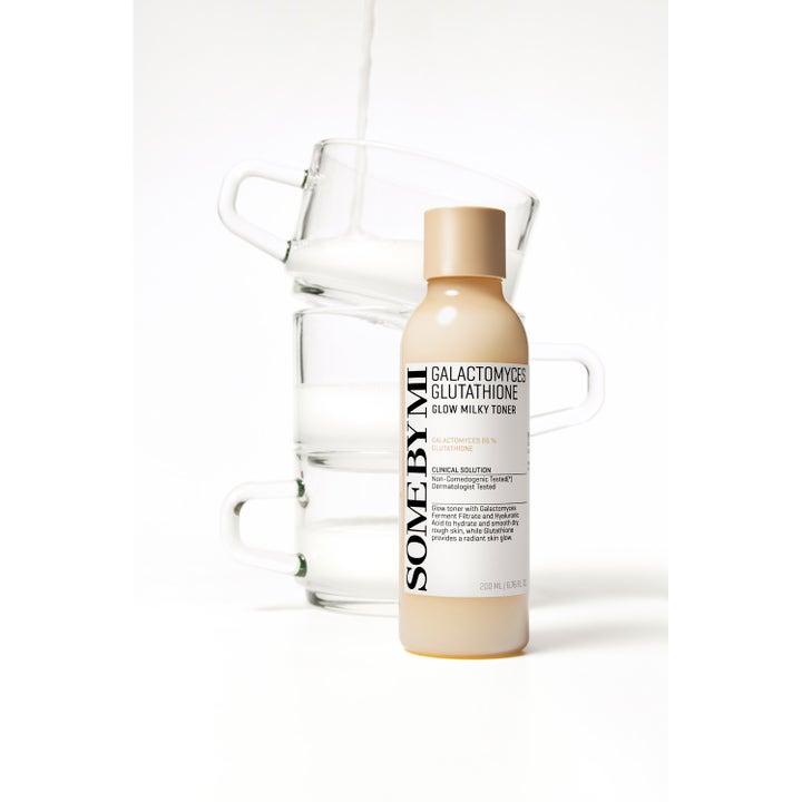 Some By Mi Galactomyces Glutathione Glow Milky Toner 200 ml lystergivande toner i beige flaska framför glasmuggar.