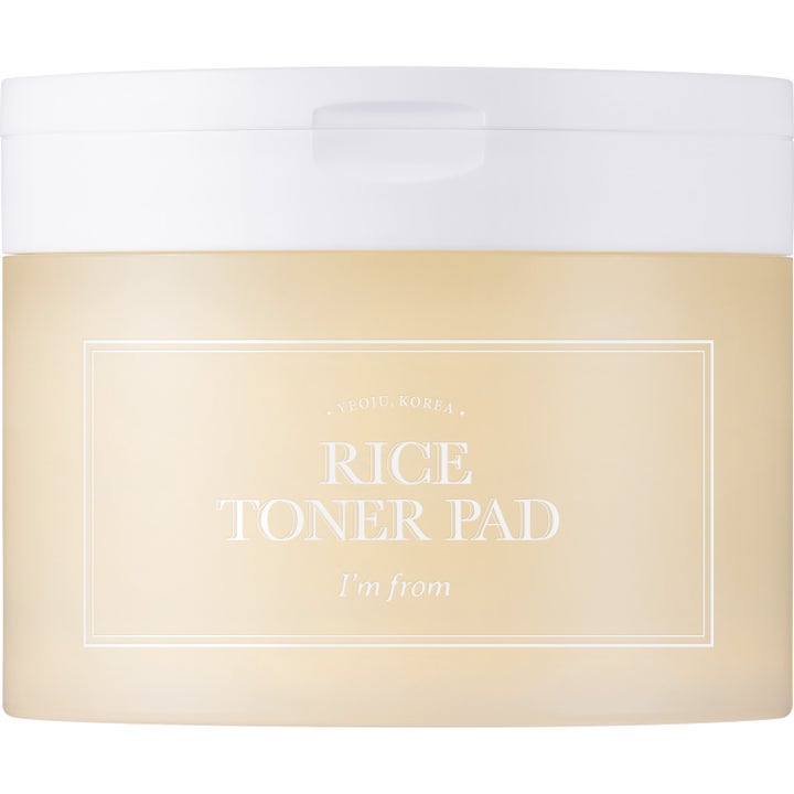 I'm from Rice Toner Pad 60 st lystergivande ansiktspads i en frostad beige plastburk med vitt lock