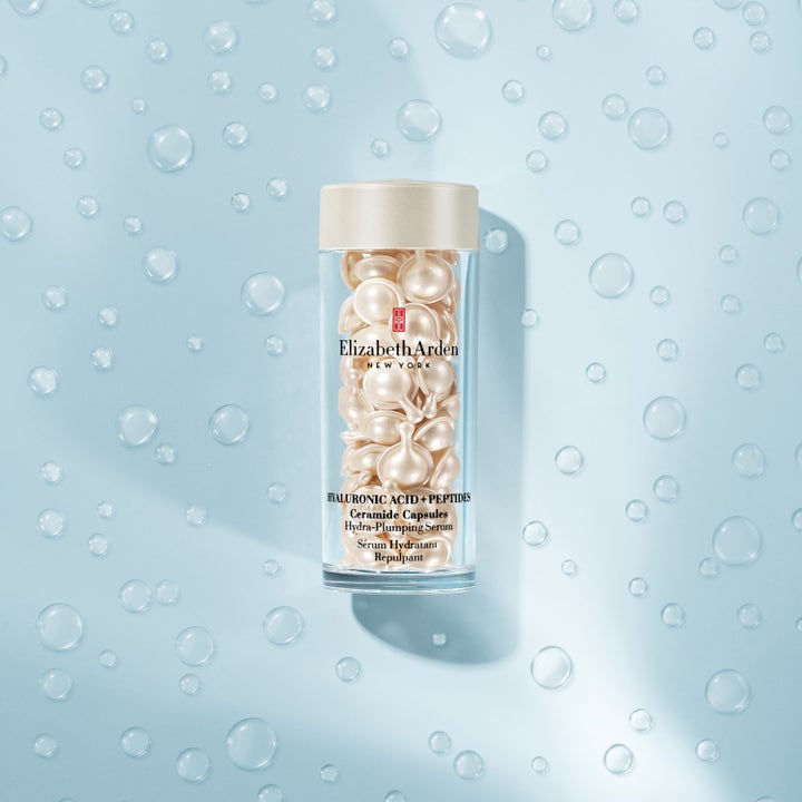 Elizabeth Arden Ceramide Capsules Hyaluronic Acid 28 ml återfuktande serum med pärlemorfärgade kapslar och vattendroppar.