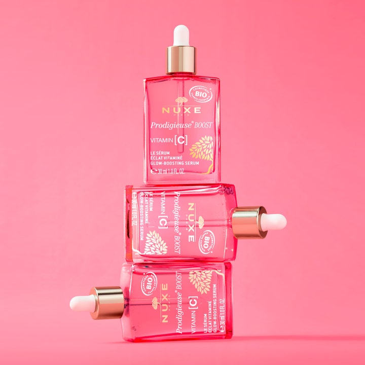 Nuxe Prodigieuse Boost Vitamin C Glow Boosting Serum 30 ml ger lyster i staplade rosa glasflaskor