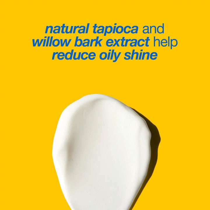 Dermalogica Clear Start Clearing Defense SPF30 hudvård vit krämig textur som minskar glans på gul bakgrund.