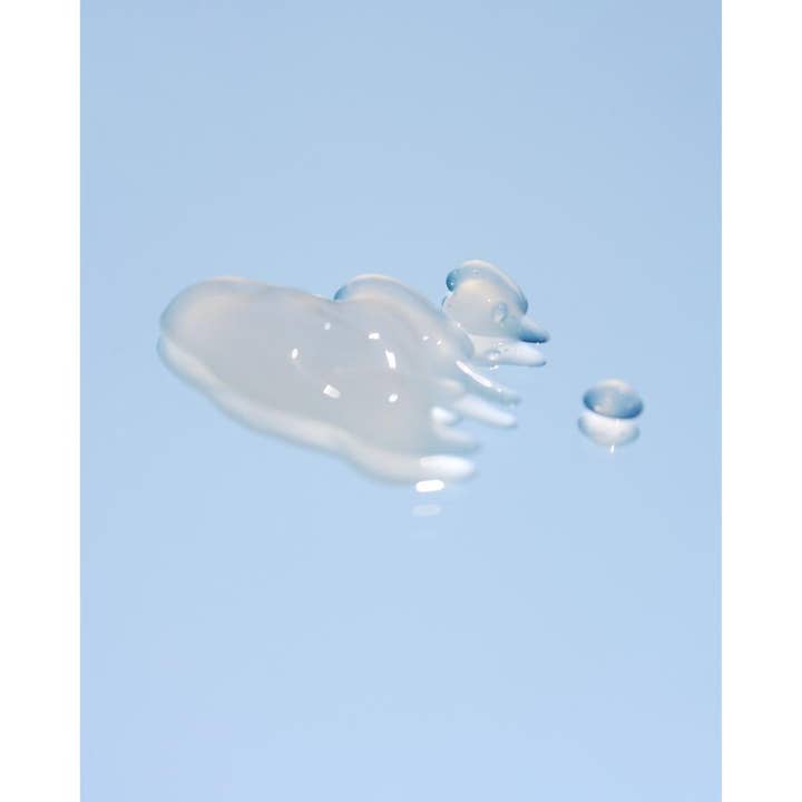SKIN1004 Madagascar Centella Hyalu-Cica Blue Serum 50 ml hyaluronsyra serum med en svalkande och klar geltextur på blå yta.