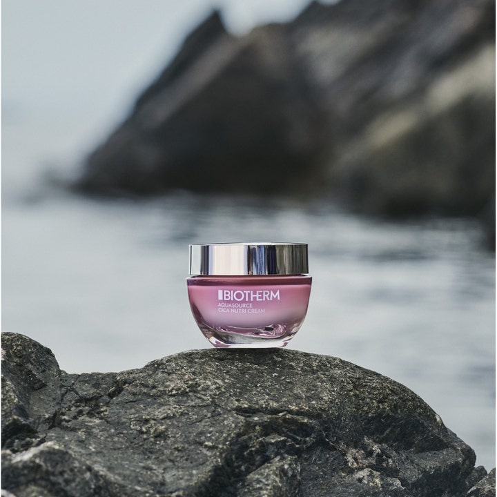 Biotherm Aquasource Cica Nutri 30 ml återfuktande dagkräm i rosa glasburk med silverlock på en klippa vid havet
