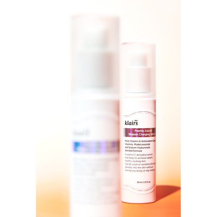 Klairs Freshly Juiced Vitamin Charging Serum 30 ml ger strålande hy antioxidant i vit flaska med pump.