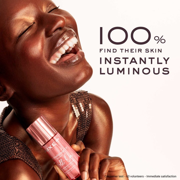 Nuxe Huile Prodigieuse Or Florale Roll-On 60 ml lystergivande kroppsolja ger glow på kvinna och texten 100% luminous.