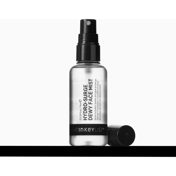 The INKEY List Hydro-Surge Dewy Face Mist 75 ml återfuktande face mist i frostad flaska i svartvit ytterförpackning