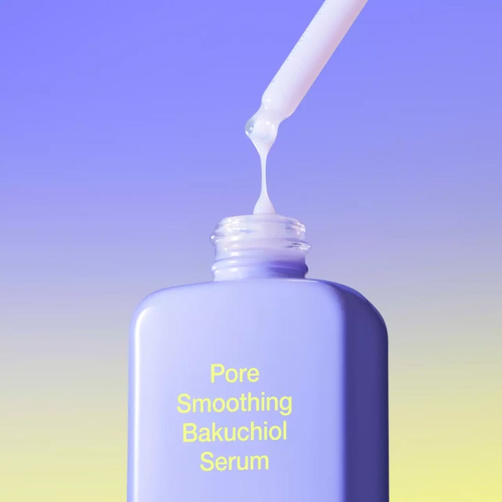 By Wishtrend Pore Smoothing Bakuchiol Serum 30 ml ger jämnare hud med krämig vit textur från en pipett