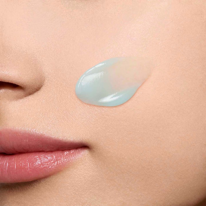 Clarins Hydra-Essentiel 75 ml återfuktande ansiktskräm med en lätt och svalkande geltextur på huden