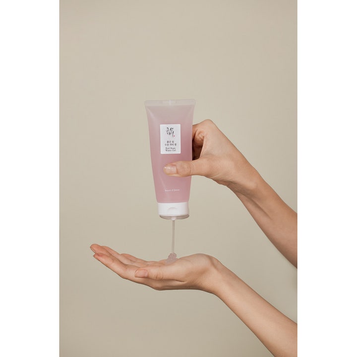 Beauty of Joseon Red Bean Water Gel 100 ml återfuktande ansiktskräm i rosa tub som trycker ut klar gel i en hand