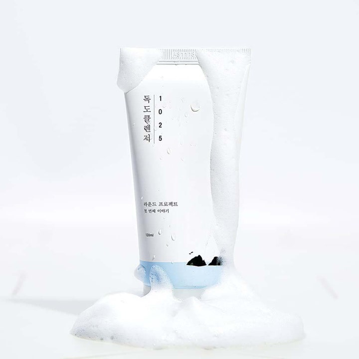Round Lab 1025 Dokdo Cleanser 150 ml hypoallergen ansiktsrengöring i vit tub täckt med fylligt vitt skum.