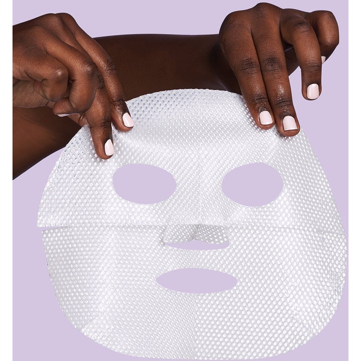 Exuviance Pick-Me-Up Plumping Mask 20 g återfuktande sheet mask med fin nätstruktur som hålls upp av händer
