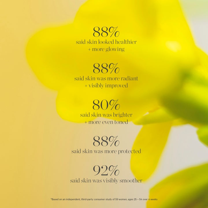 KORA Organics Kakadu Plum Vitamin C Serum 10 ml lystergivande serum infografik med testresultat på gul bakgrund.