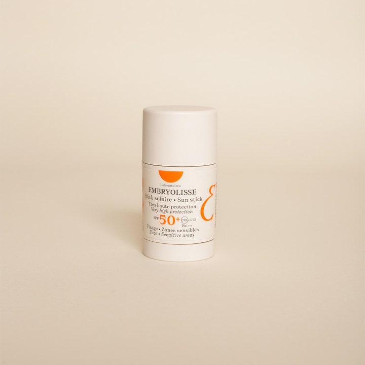 Embryolisse Sun Stick SPF50+ 15 g ger högt solskydd i vit förpackning med orange text för känsliga områden.