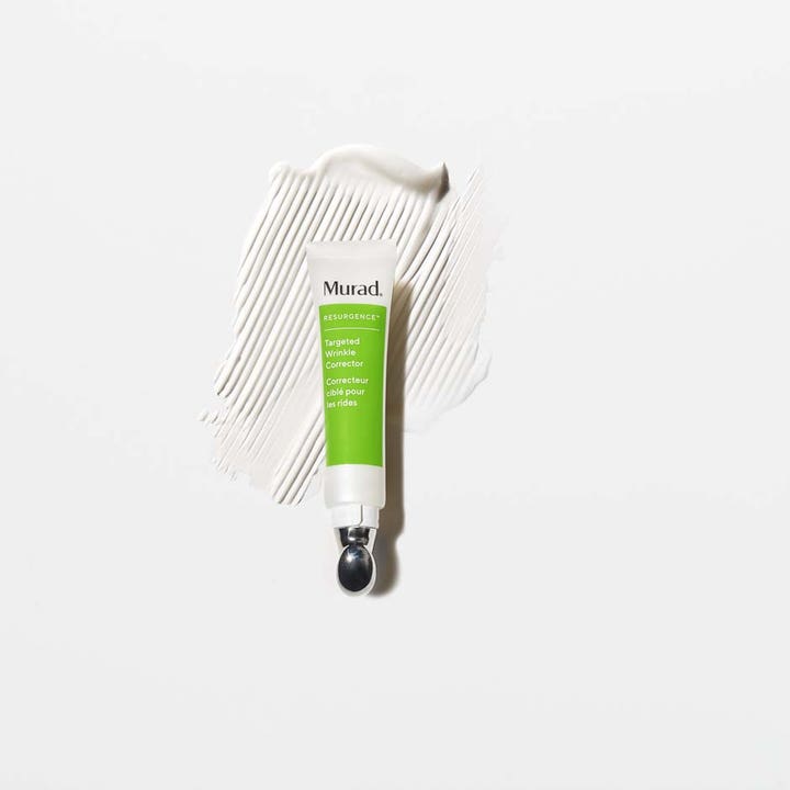 Murad Resurgence Targeted Wrinkle Corrector 15 ml ger anti-age rynkreducering med krämig textur och silverapplikator.