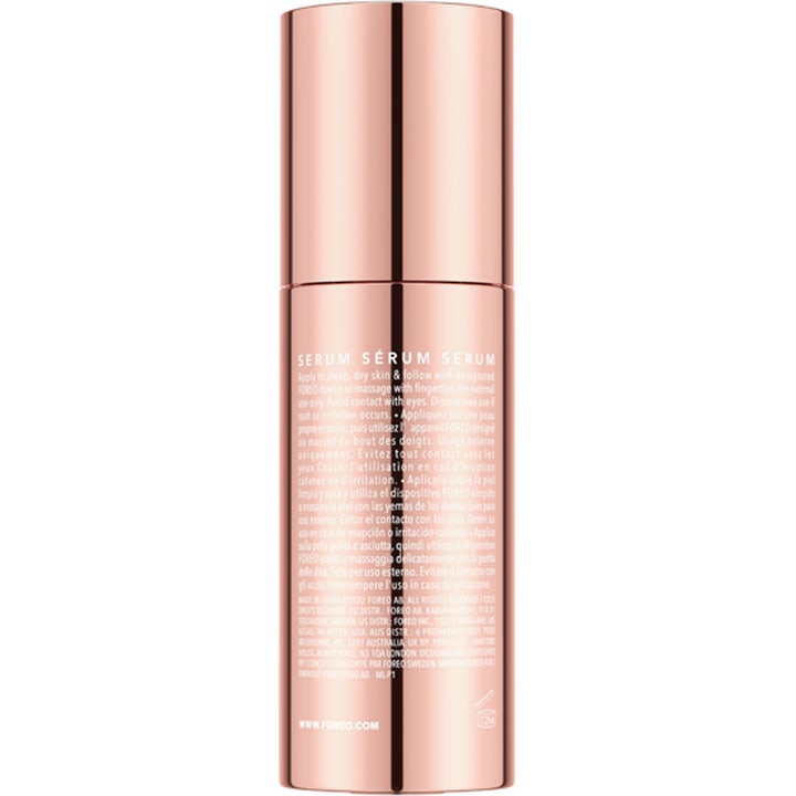 FOREO Supercharged Serum 2.0 30 ml anti-aging fuktboost till ansiktet i en roséguldfärgad flaska sedd bakifrån.