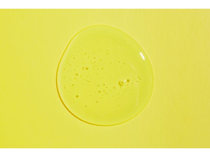 COSRX Low pH Good Morning Gel Cleanser 150 ml mild ansiktsrengöring med klar bubblig gelkonsistens mot gul bakgrund