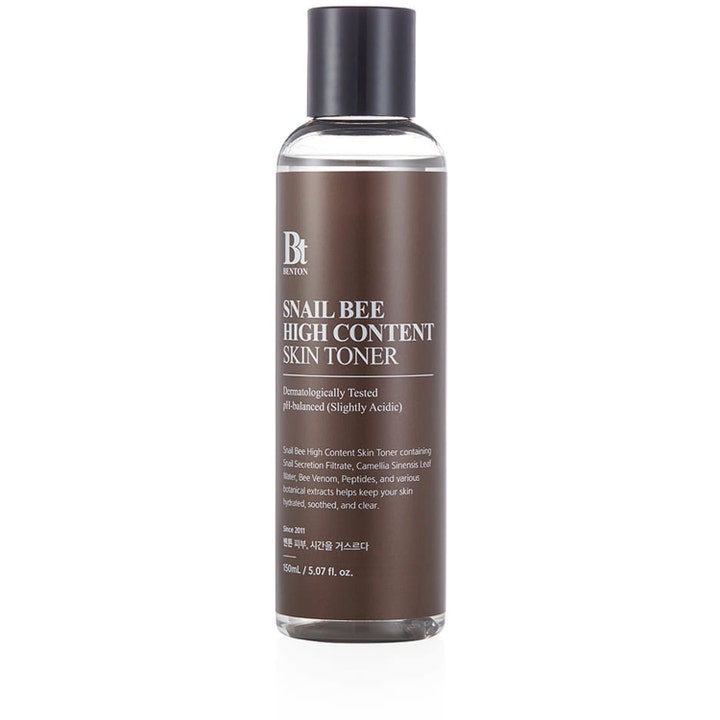 Benton Snail Bee High Content Skin Toner 150 ml lugnande k-beauty toner med snigel i en brun flaska med svart lock