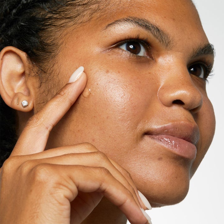 Clinique Anti Blemish Advanced Clearing Gel 20 ml spot treatment som appliceras som en genomskinlig droppe på kinden.