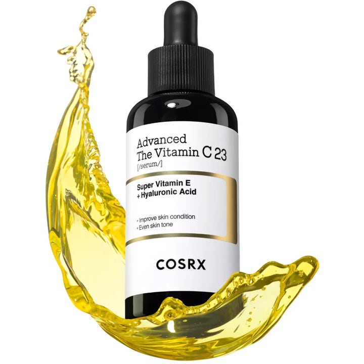 COSRX Advanced The Vitamin C 23 Serum 20 g i mörk glasflaska omgiven av en guldig vätska