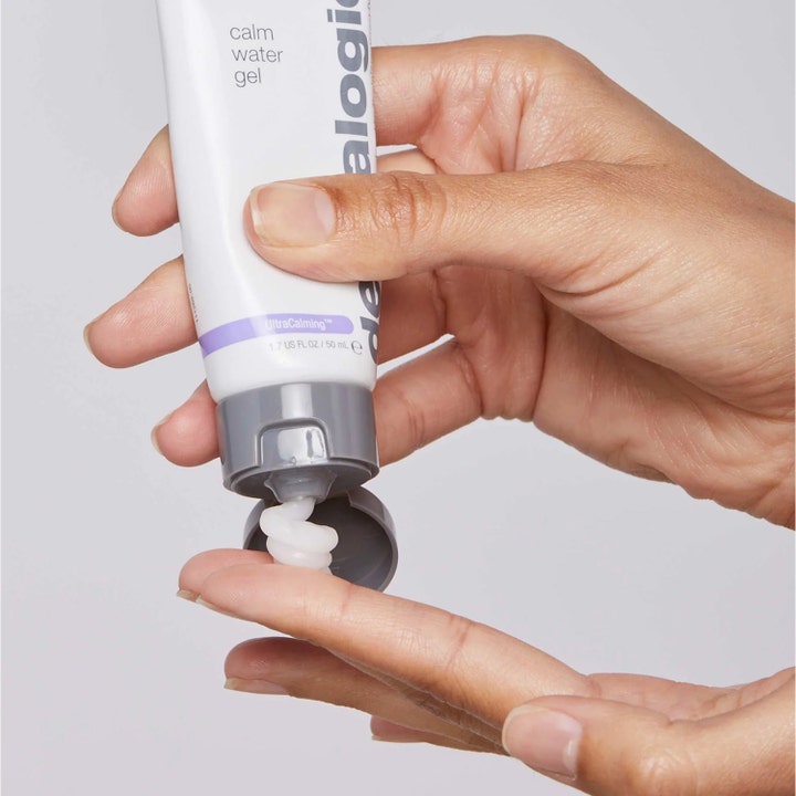 Dermalogica UltraCalming Calm Water Gel 50 ml lugnande gel för irriterad hud som trycks ut ur en vit tub
