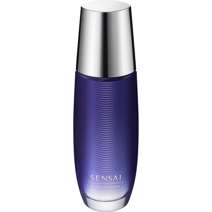 Sensai Cellular Performance Extra Intensive Lotion ger lyster i en djupt lila flaska med räfflad yta och silverkork.