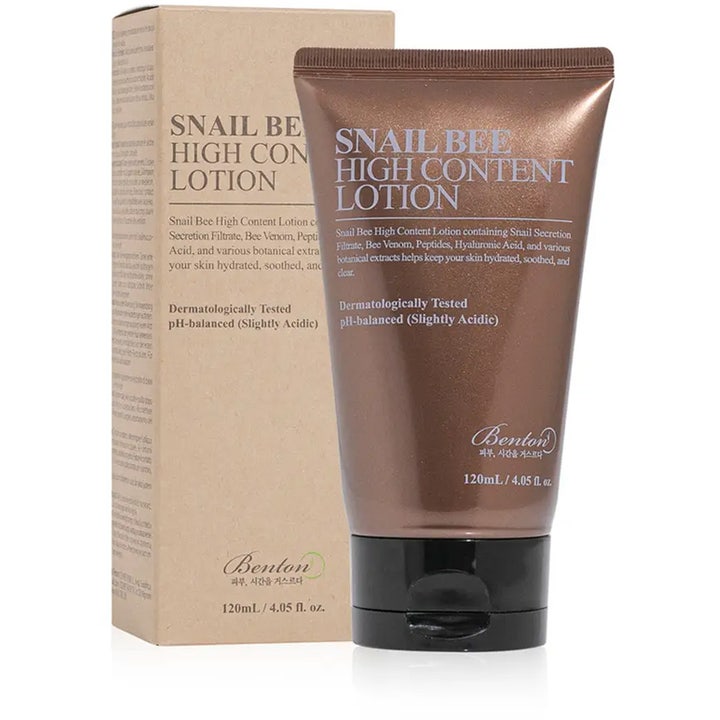 Benton Snail Bee High Content Lotion 120 ml ansiktslotion anti-aging i brun tub med snigelsekret framför matchande kartong.