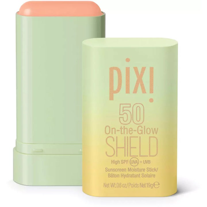 Pixi On-the-Glow SHIELD 19g fuktgivande solstift med SPF 50 i mintgrön hylsa som visar ett persikofärgat stift