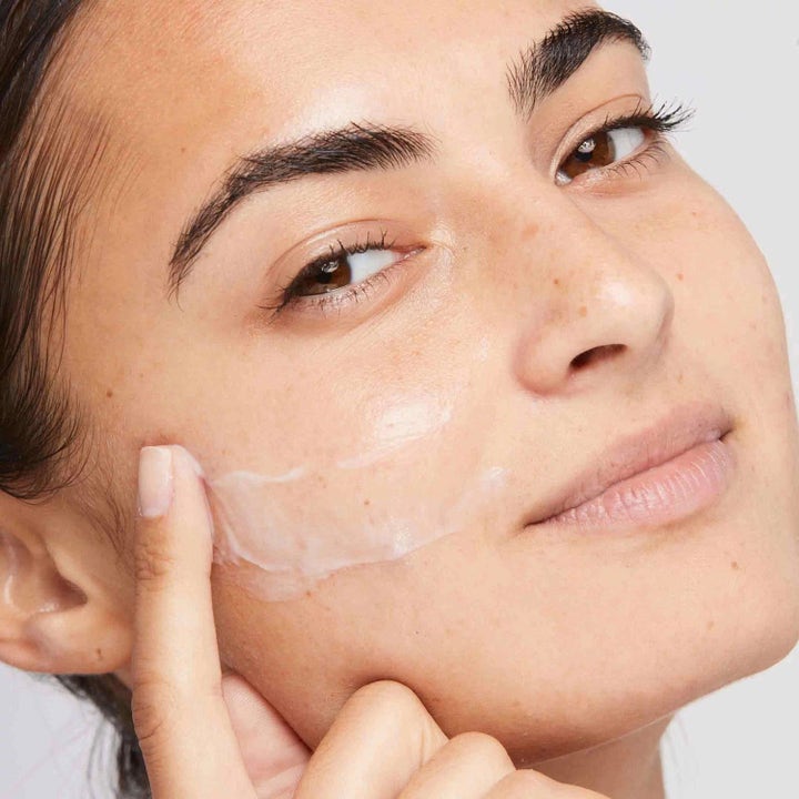 Dermalogica Active Moist Duo återfuktande dagkräm som stryks ut på kinden med en lätt och krämig vit textur.